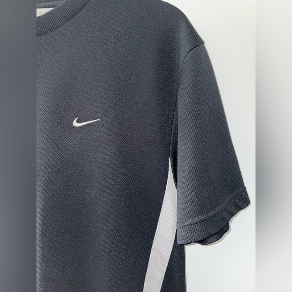 Nike Fitness Tee Shirt - Picture 3 of 11